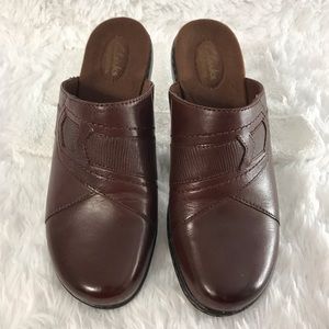 Clarks ‘bendables’ brown leather mules. SIZE 9M.